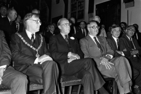 Prins Bernhard naast burgemeester Reehorst (l), Bestanddeelnr 930-4432