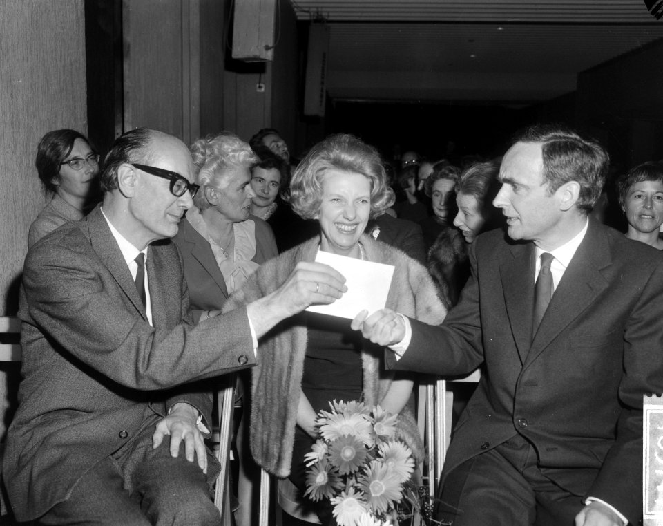 Prijzen, uitreikingen, literaire prijzen, schrijvers, Bestanddeelnr 918-3717