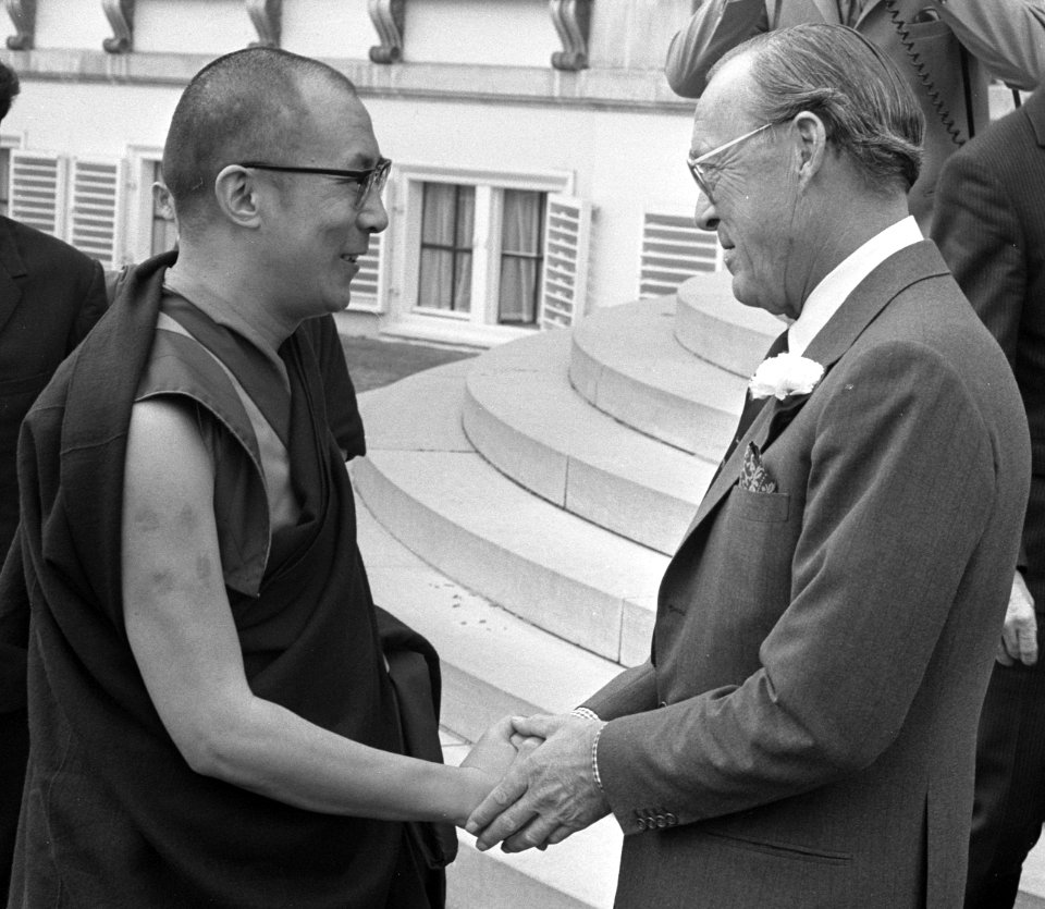 Prince Bernhard greets Tenzin Gyatso, the 14th Dalai Lama of Tibet on 9 October 1973, from- Prins Bernhard ontvangt Dalai Lama op Paleis Soestdijk, Bestanddeelnr 926-7406 (cropped)