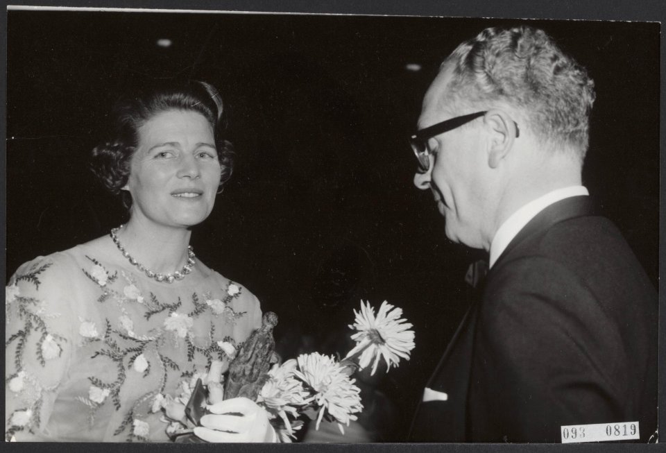 Prijsuitreikingen, muziek, ministers, artiesten, Churchill Mw.mary, Grand Gala D, Bestanddeelnr 093-0819