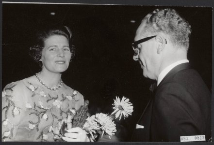 Prijsuitreikingen, muziek, ministers, artiesten, Churchill Mw.mary, Grand Gala D, Bestanddeelnr 093-0819