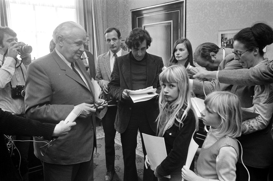 Pressiegroep Stop de kindermoord brengt bezoek aan Tweede Kamer , twee meisjes …, Bestanddeelnr 925-9452