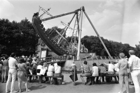 Pretpark de Efteling schommelschip in het pretpark, Bestanddeelnr 932-2738