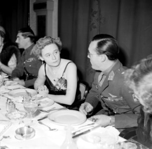Prins Bernhard, mevrouw Simonds en generaal Simonds aan de dinertafel, Bestanddeelnr 255-8077