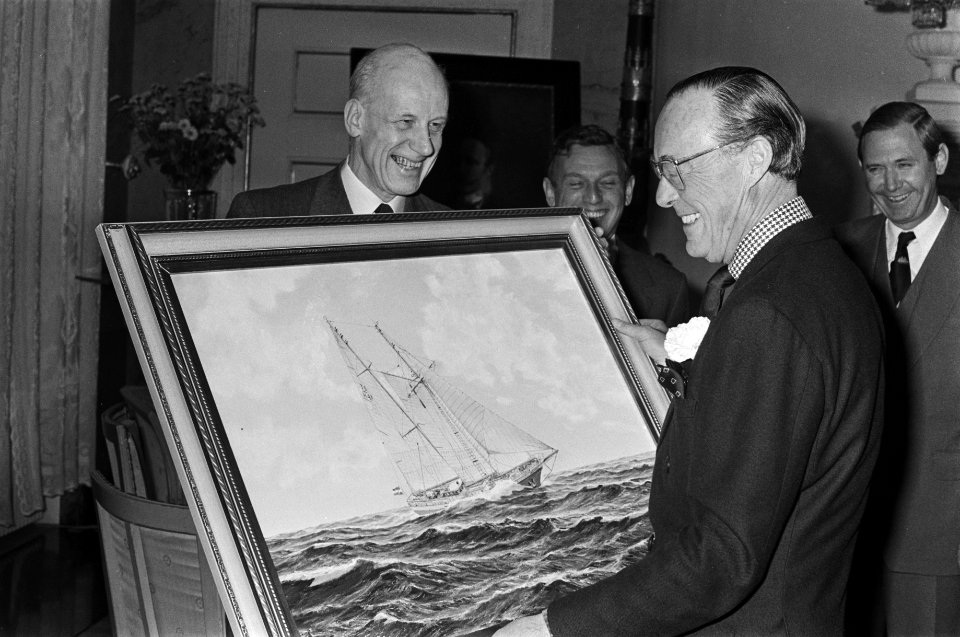 Prins Bernhard maakt opbrengst bekende Aktie Eendracht 76 , PB is beschermheer, Bestanddeelnr 928-9782