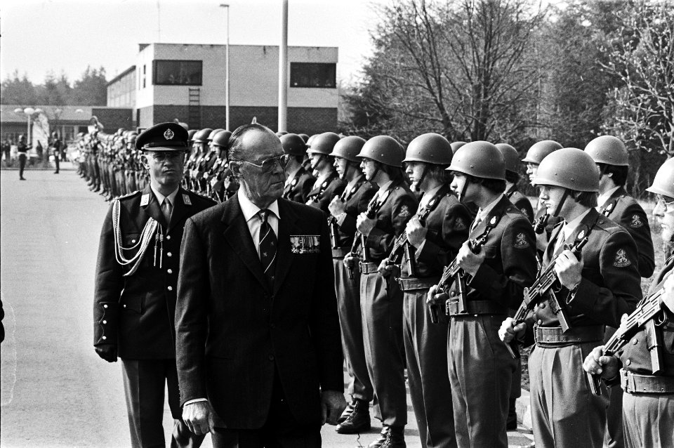 Prins Bernhard onthult op legerplaats Wittenberg in Garderen borstbeeld wijlen g, Bestanddeelnr 929-6819