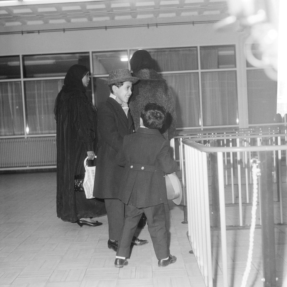 Prins Addulah Ben Mohammed al Saoed op Schiphol. Twee van zijn zoons en echtgeno, Bestanddeelnr 913-1630