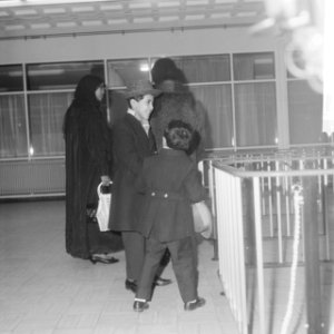 Prins Addulah Ben Mohammed al Saoed op Schiphol. Twee van zijn zoons en echtgeno, Bestanddeelnr 913-1630