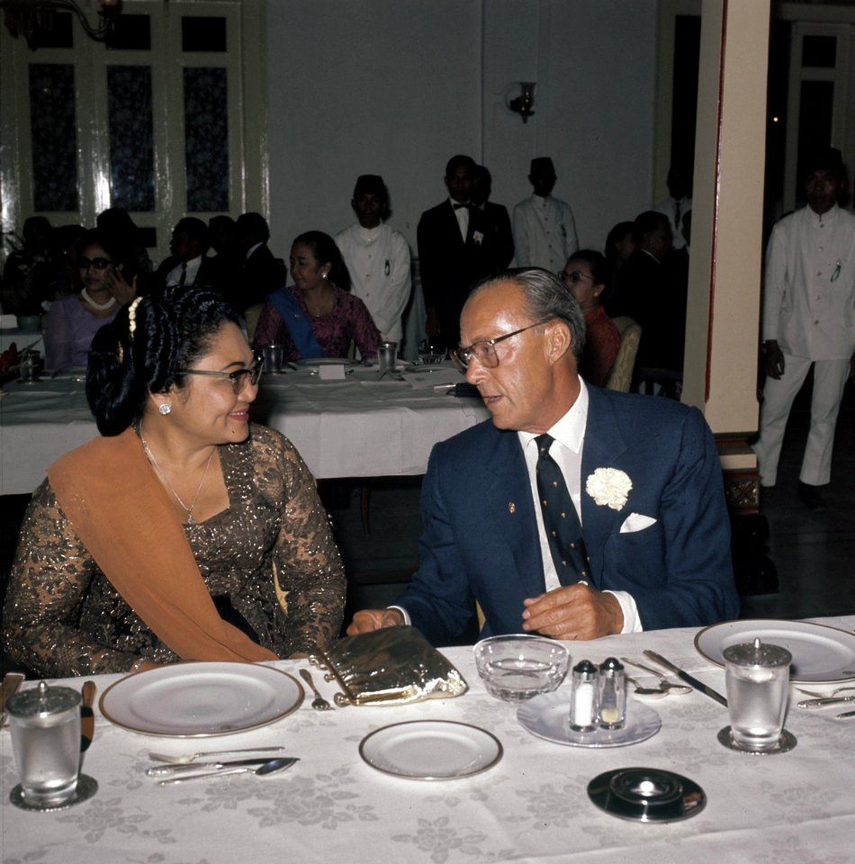 Prins Bernhard met mevrouw Soeharto aan de lunch in Yogyakarta, Bestanddeelnr 254-9035