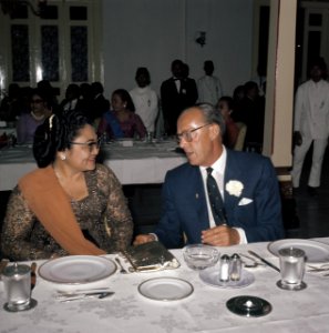 Prins Bernhard met mevrouw Soeharto aan de lunch in Yogyakarta, Bestanddeelnr 254-9035