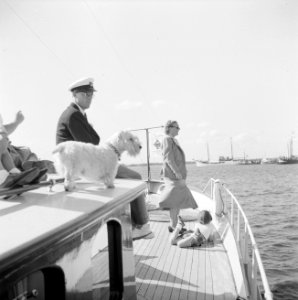 Prins Bernhard, prinses Juliana en prinses Margriet aan dek, Bestanddeelnr 255-7655