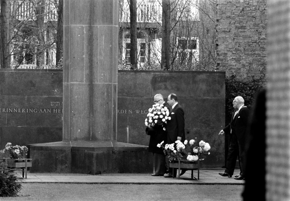President Heinemann legt krans bij Monument van de Hollandse Schouwburg Amsterda, Bestanddeelnr 923-0094
