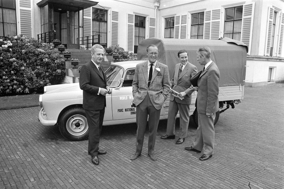 Prins Bernhard (tweede van l) bij de auto, Bestanddeelnr 924-6549