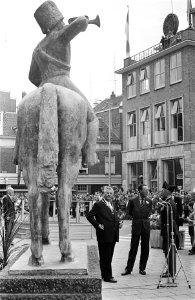 Prins Bernhard onthult een standbeeld van een Gele Rijder te Arnhem. Defilé, Bestanddeelnr 915-3376