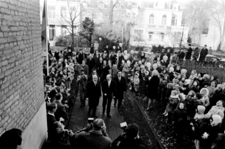 President Heinemann bezoekt Duitse school in Den Haag . President Heinemann loop, Bestanddeelnr 923-0201