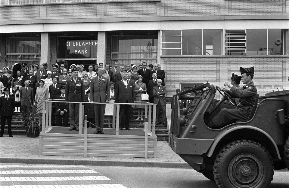 Prins Bernhard onthult een standbeeld van een Gele Rijder te Arnhem Defilé, Bestanddeelnr 915-3375