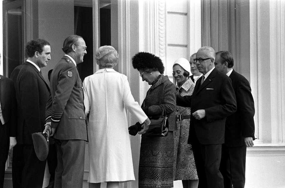 Prins Bernhard, mevrouw Heinemann, president Heinemann en koningin Juliana betre, Bestanddeelnr 925-0772