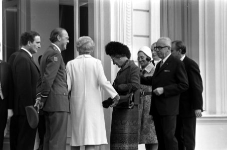 Prins Bernhard, mevrouw Heinemann, president Heinemann en koningin Juliana betre, Bestanddeelnr 925-0772