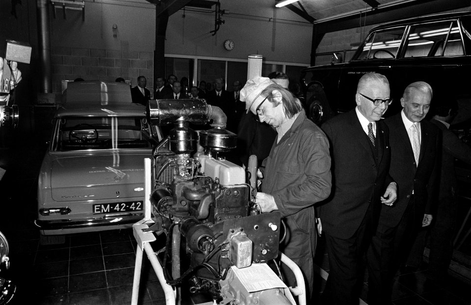 President Heinemann en koningin Juliana bezoeken het Centrum voor Vakopleiding v, Bestanddeelnr 923-0164