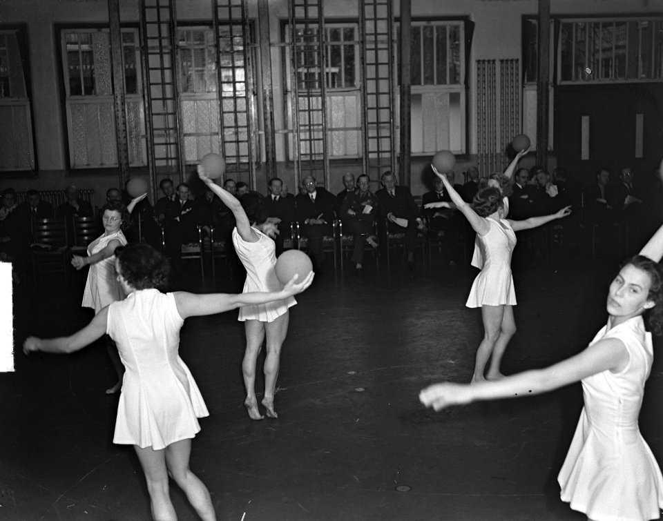 Prins Bernhard bij uitvoering Academie van LO, Bestanddeelnr 903-3018