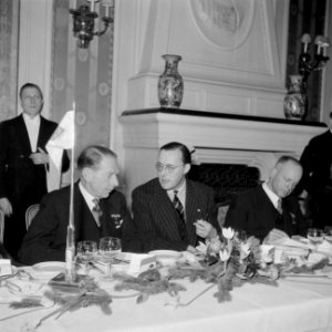 Prins Bernhard aan een diner met burgers en marineofficieren, Bestanddeelnr 255-8101