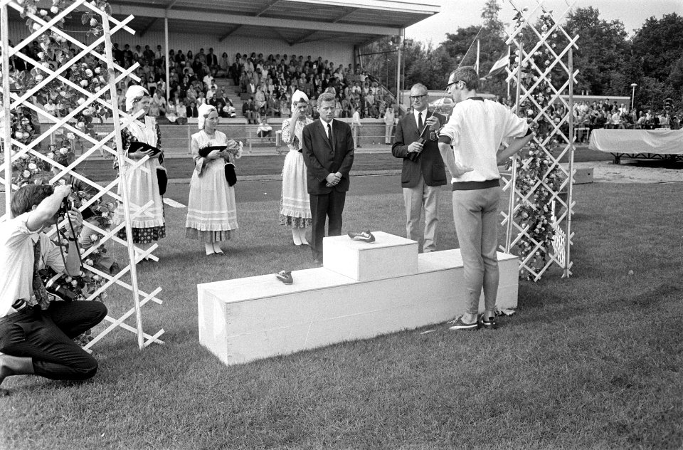 Prijsuitreiking 400 m heren Rijn van den Heuvel ontvangt als tweede een medaill, Bestanddeelnr 922-6807