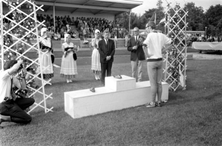 Prijsuitreiking 400 m heren Rijn van den Heuvel ontvangt als tweede een medaill, Bestanddeelnr 922-6807