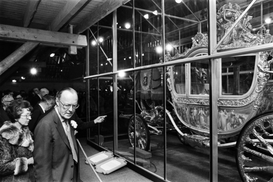 Prins Bernhard bekijkt de Gouden Koets het is voor het eerst dat de koets ter e, Bestanddeelnr 929-1077