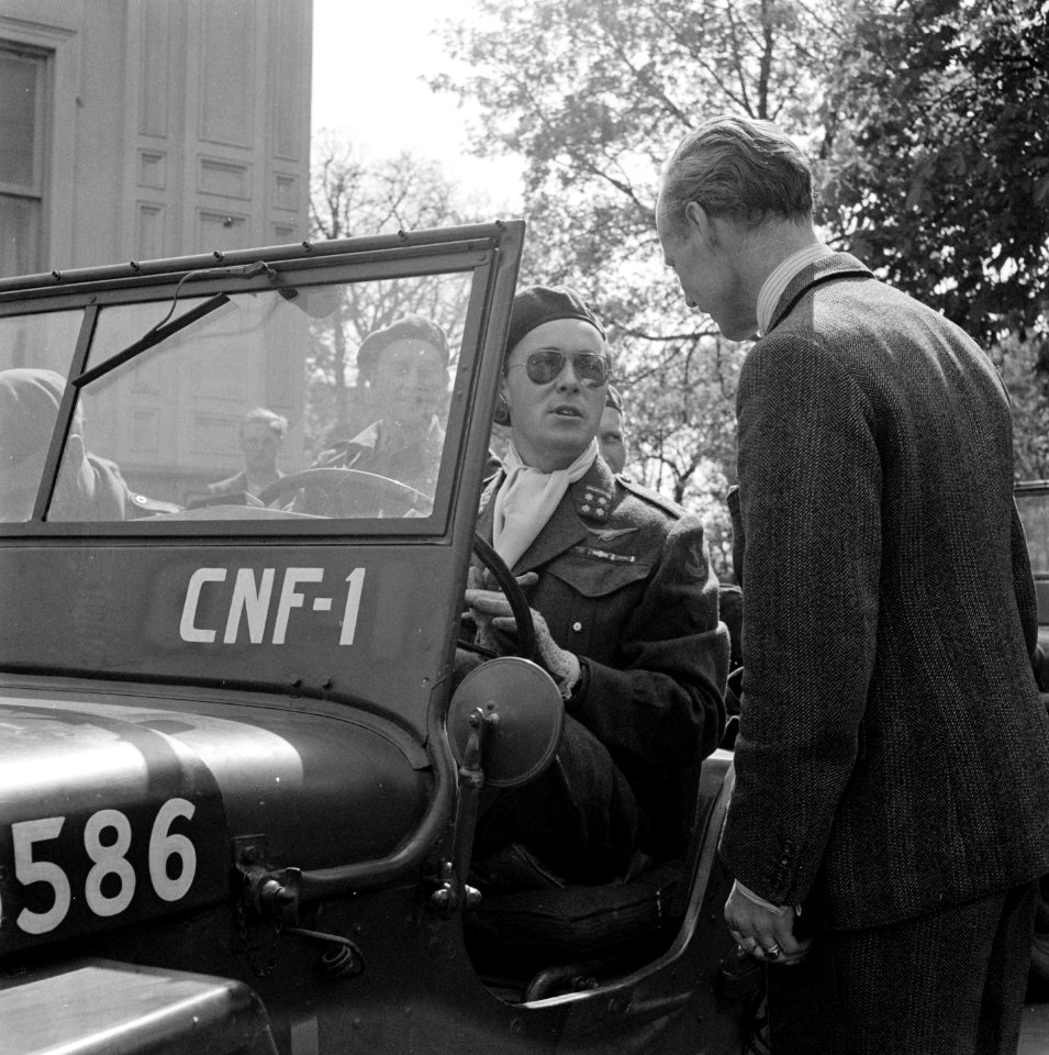 Prins Bernhard bestuurde als regel zijn jeep zelf, Bestanddeelnr 900-2493