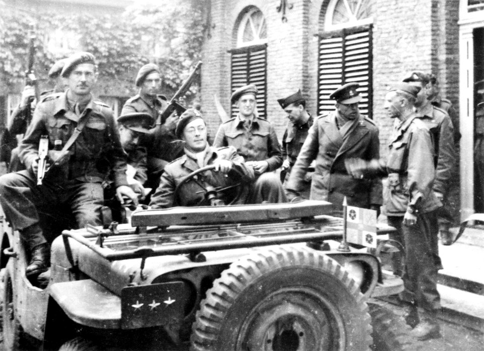 Prins Bernhard achter stuur van jeep met gewapende bodyguards, waarschijnlijk in, Bestanddeelnr 255-9612