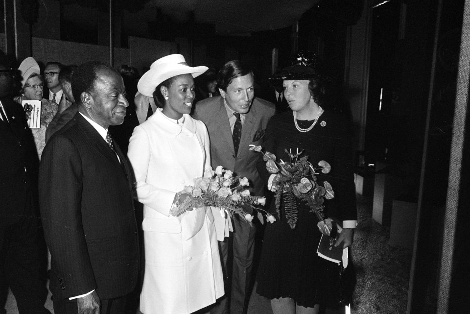 President Houphouët-Boigny, diens echtgenote, prins Claus en prinses Beatrix in , Bestanddeelnr 923-5689
