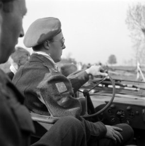 Prins Bernhard achter het stuur van zijn jeep, Bestanddeelnr 900-2534