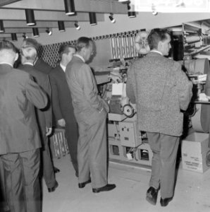 Prins Berhhard bij een stand waar filmprojectie wordt getoond, Bestanddeelnr 915-7368