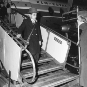 Prins Abdullah Ben Mohammed al Saoed op Schiphol Een van zijn zoons, waarschij…, Bestanddeelnr 913-1626