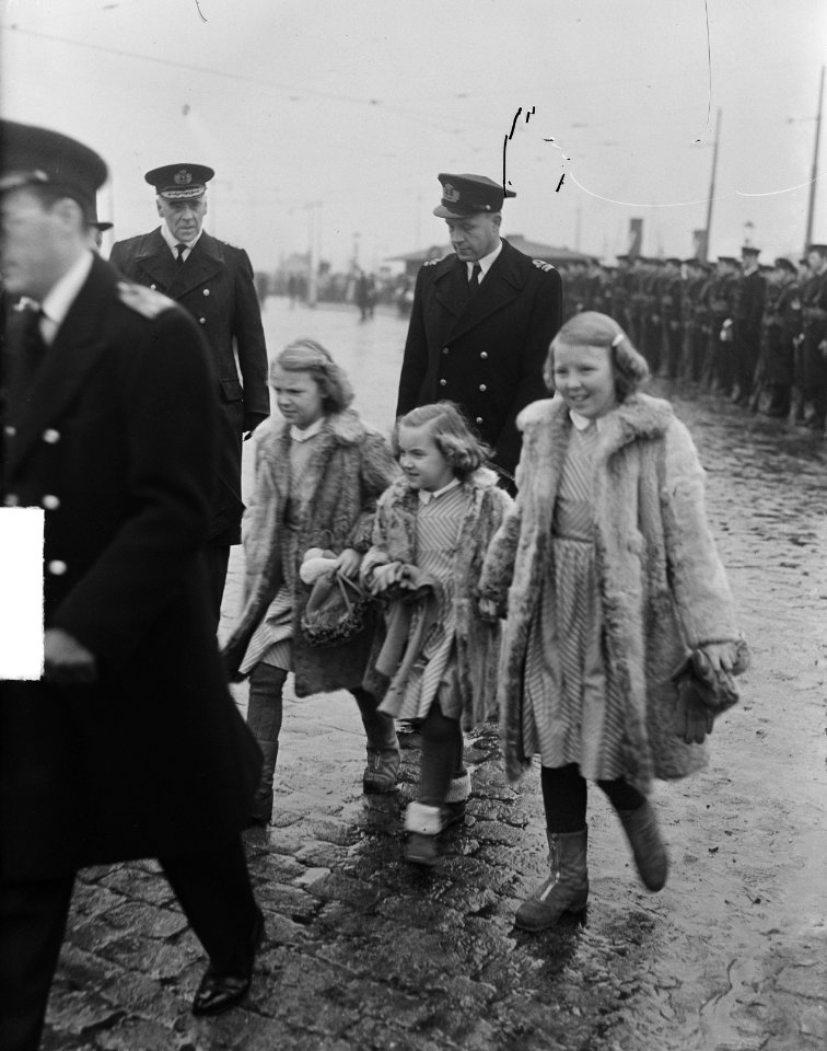Prins Bernhard en de drie prinsessen, Bestanddeelnr 903-7745
