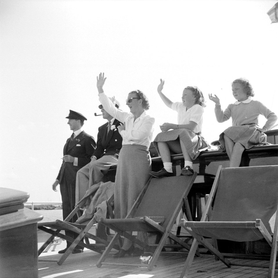 Prins Bernhard en de prinsessen Juliana, Beatrix en Irene zwaaien naar voorbijva, Bestanddeelnr 255-7616