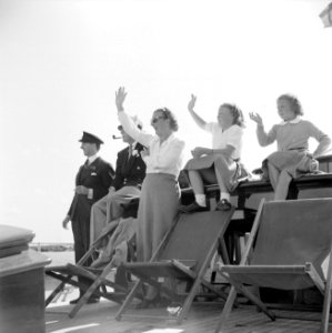 Prins Bernhard en de prinsessen Juliana, Beatrix en Irene zwaaien naar voorbijva, Bestanddeelnr 255-7616