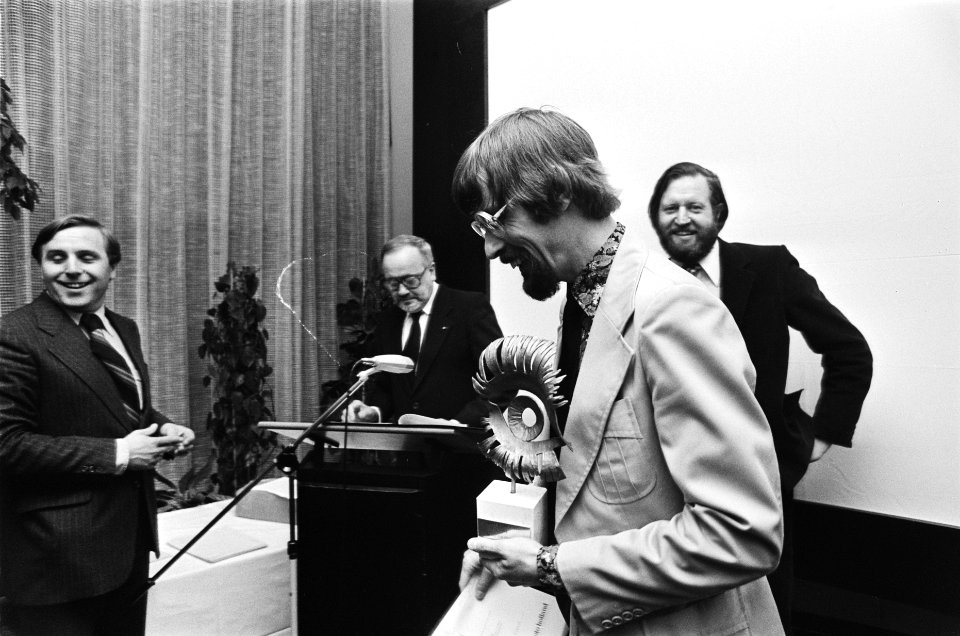 Prijsuitreiking World Press Photo door Prins Bernhard aan Leslie Hammond Hammo, Bestanddeelnr 929-6571