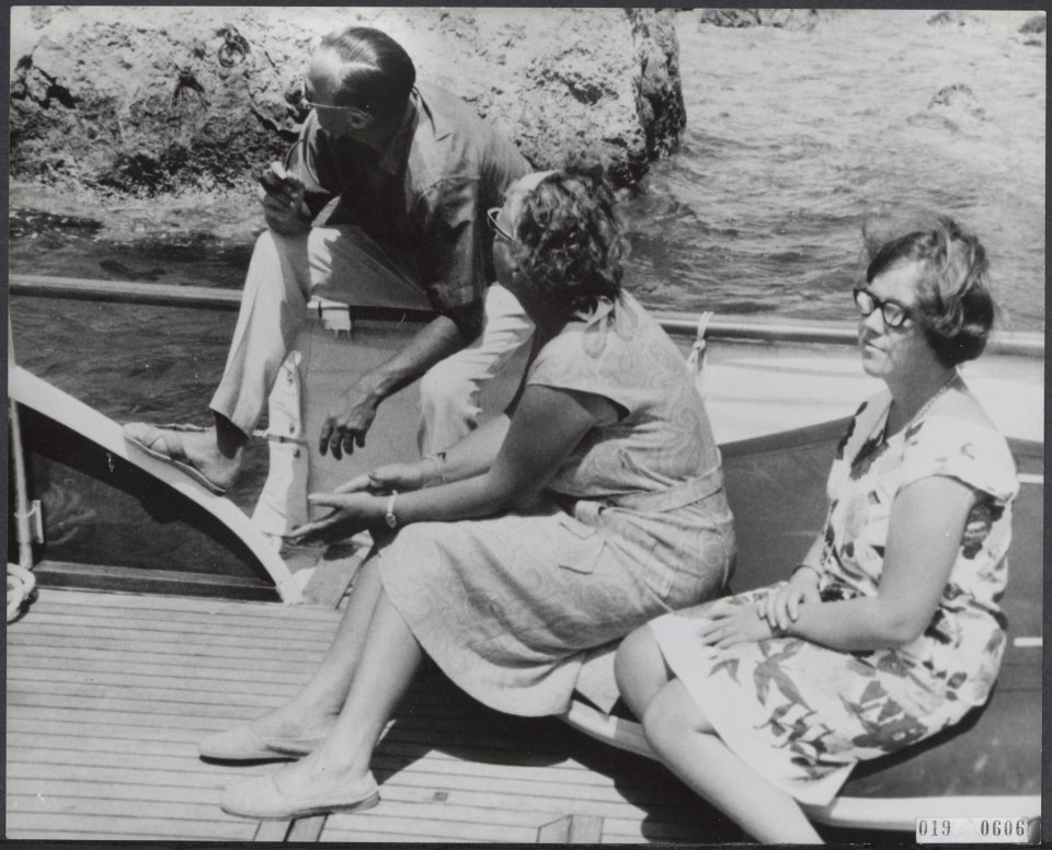 Prins Bernhard, koningin Juliana en hun jongste dochter, prinses Christina op ee, Bestanddeelnr 019-0606
