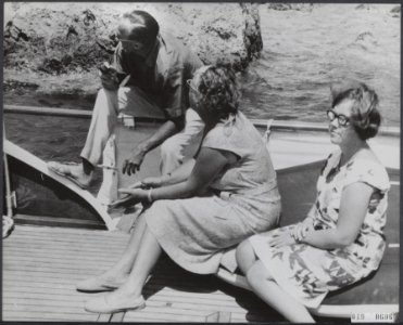 Prins Bernhard, koningin Juliana en hun jongste dochter, prinses Christina op ee, Bestanddeelnr 019-0606