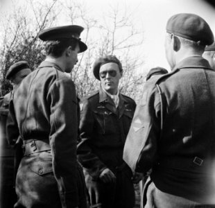 Prins Bernhard in gesprek met militairen, Bestanddeelnr 900-2515