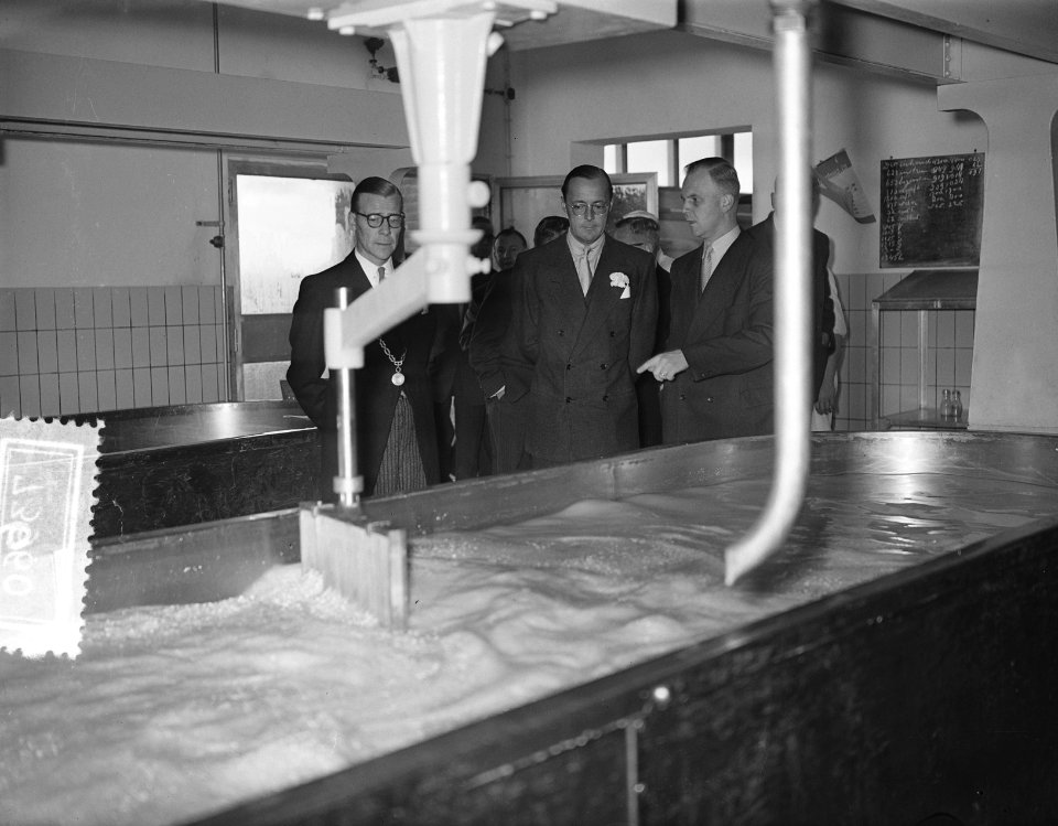 Prins Bernhard bezoekt industriegebied Etten Leur , Coop. Zuivelfabriek De Hoop, Bestanddeelnr 907-3660