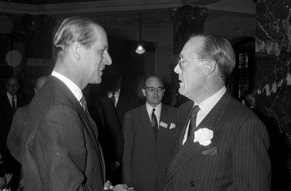 Prins Bernhard en prins Philip bij congres Wereld-Natuurfonds in Tropen-Instituu, Bestanddeelnr 920-2717