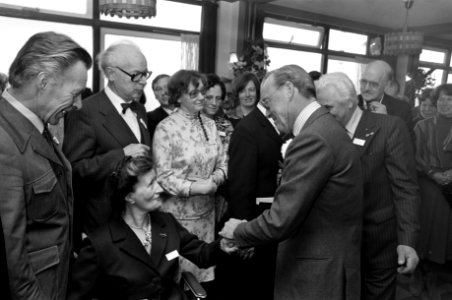 Prins Bernhard (r) onthult te Lage Zwaluwe het 'Crossline-monument', Bestanddeelnr 929-4679