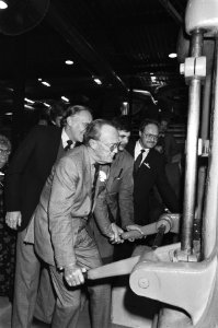 Prins Bernhard (r) opende in Zoetermeeer de nieuwe fabriek van de Koninklijke Ke, Bestanddeelnr 933-5206