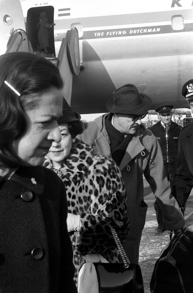 Prins Aschwin en Prinses Simone in Nederland, hier op Schiphol, Bestanddeelnr 914-8574