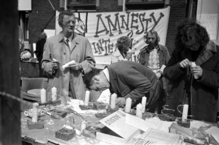 Prikkeldraadkamp in Delft, v.l.n.r. Simon Carmiggelt, prof. ir. H. Wiggers (gebu, Bestanddeelnr 924-5986