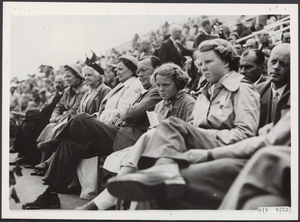 Prins Berhard, Irene en Beatrix bij een waterpolowedstrijd tijdens de Olympische, Bestanddeelnr 019-0353