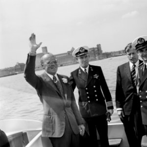 Prins Bernhard doopt gaffelschoener Eendracht in Amsterdam Noord Prins Bernh, Bestanddeelnr 927-2293