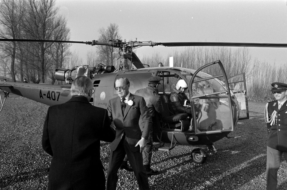 Prins Bernhard (r) onthult te Lage Zwaluwe het 'Crossline-monument', Bestanddeelnr 929-4678
